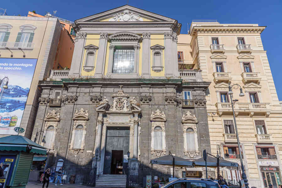 134 - Italia - Nápoles - iglesia de San Ferdinando.jpg